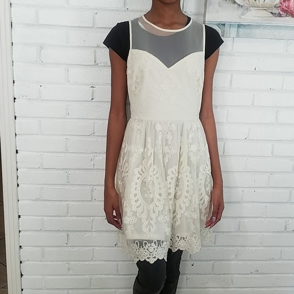 Charlotte Russe Dresses & Skirts - Beautiful white lace dress.